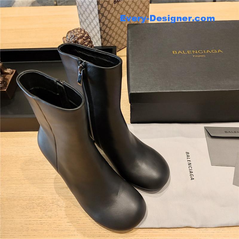 Ba1en*iaga wine glass heeled round toe boots