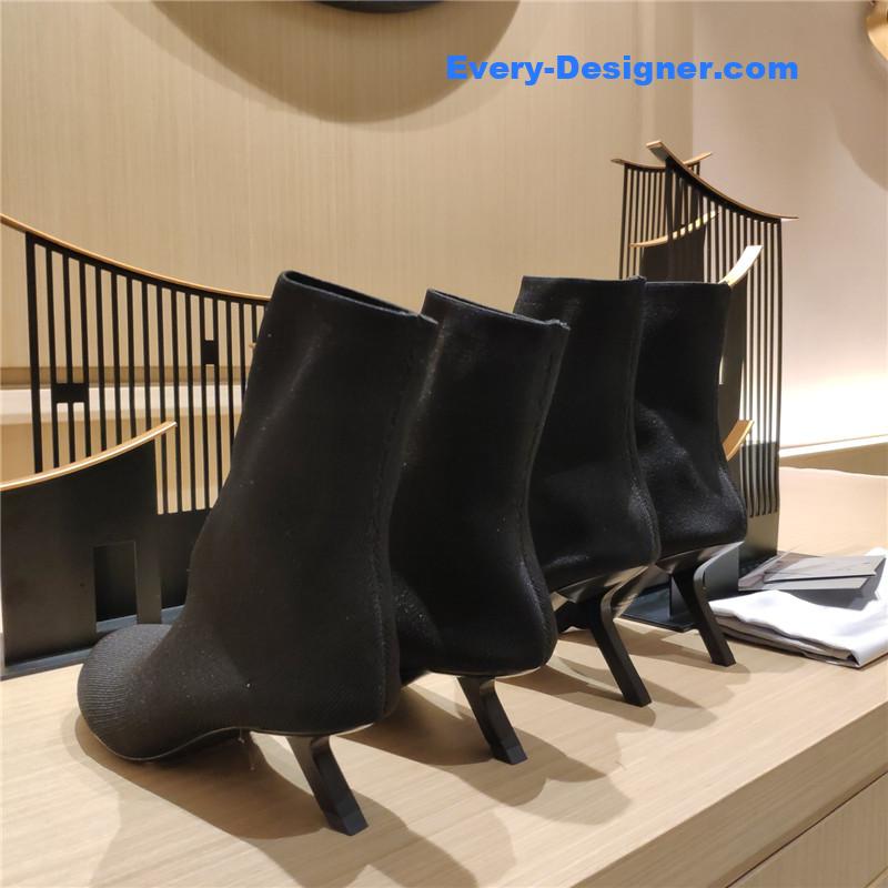 Ba1en*iaga’s new 7-shaped heel sock boots