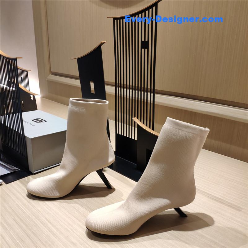 Ba1en*iaga’s new 7-shaped heel sock boots