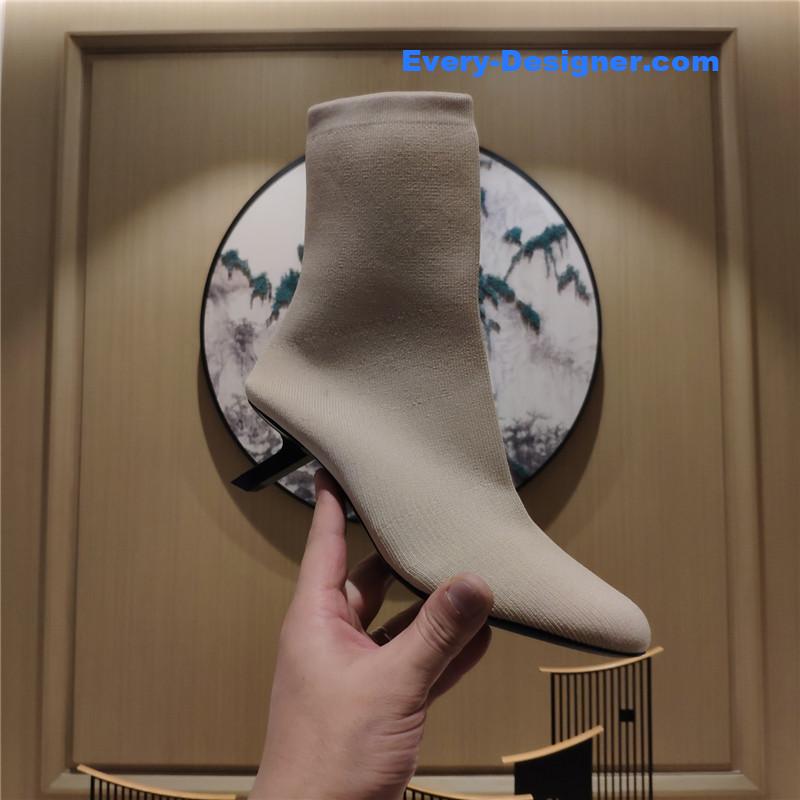 Ba1en*iaga’s new 7-shaped heel sock boots
