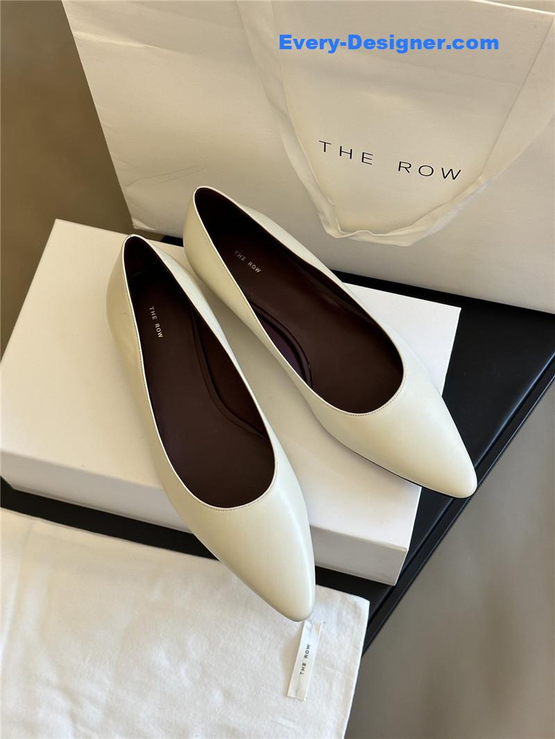 pointed shoes