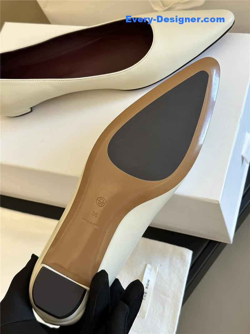 pointed shoes