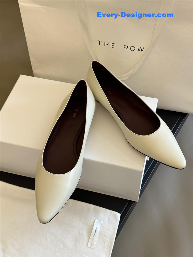 pointed shoes