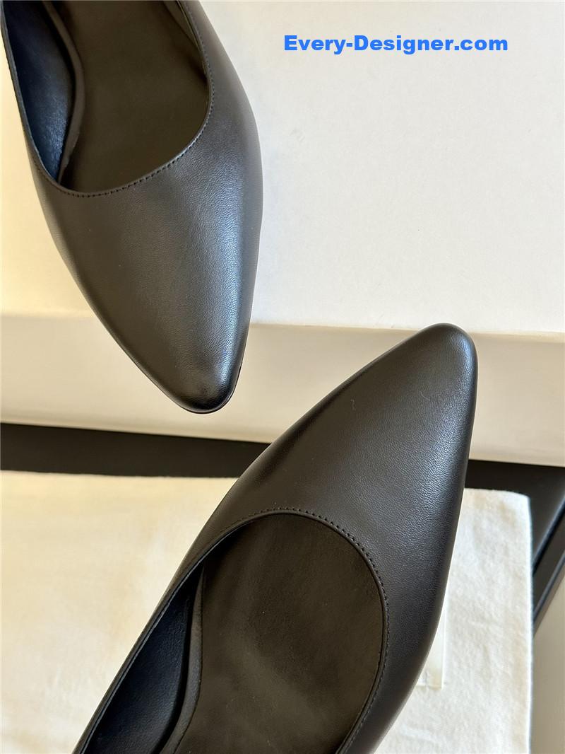 pointed shoes