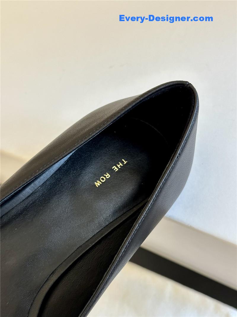 pointed shoes