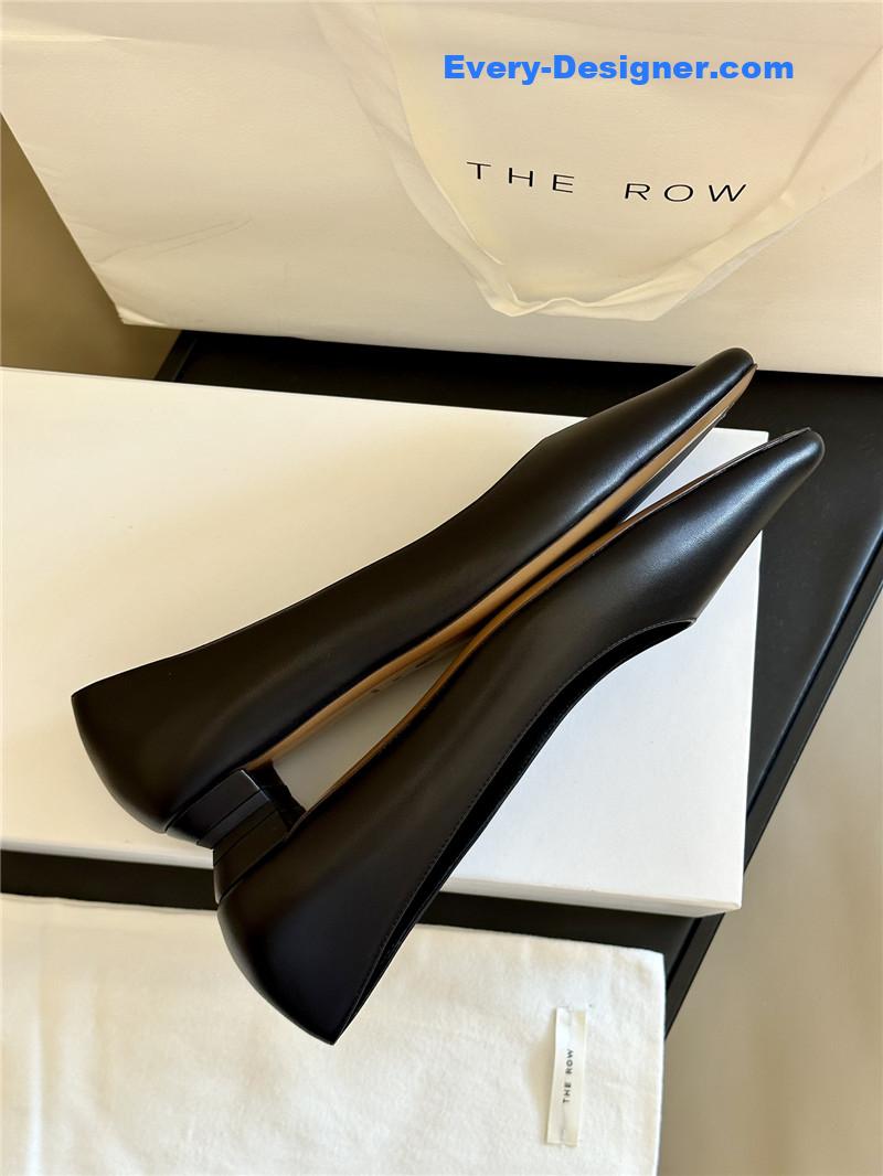 pointed shoes