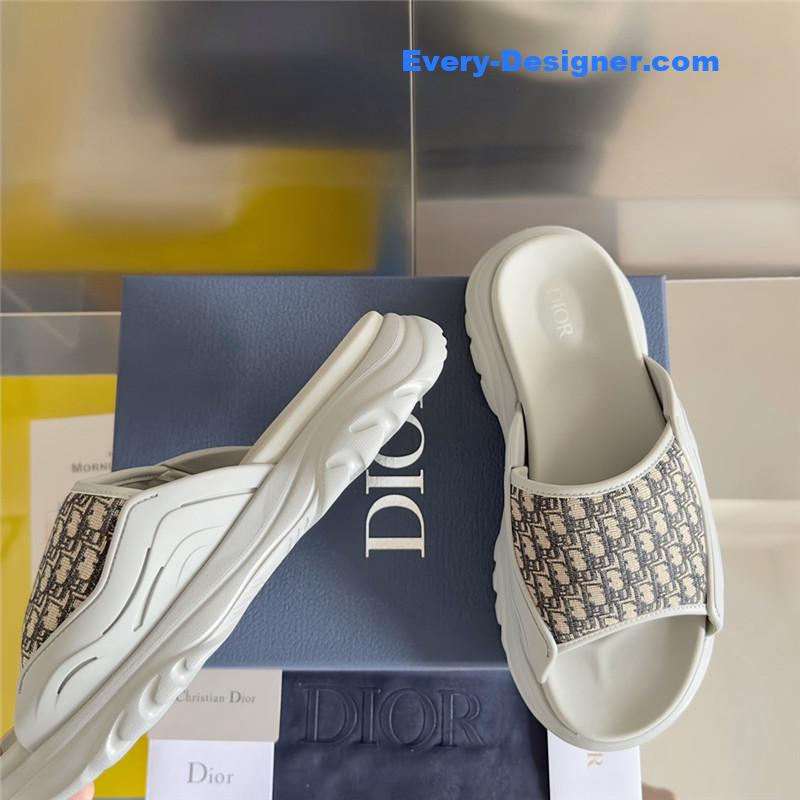 D10r couple models oblique platform slippers