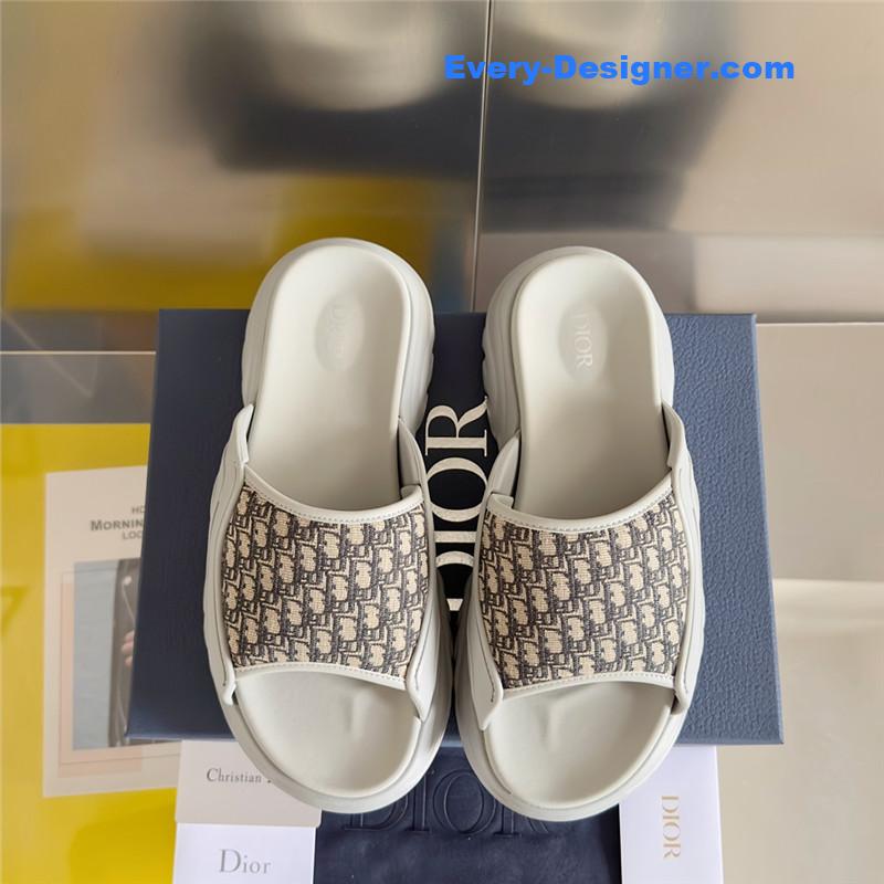 D10r couple models oblique platform slippers