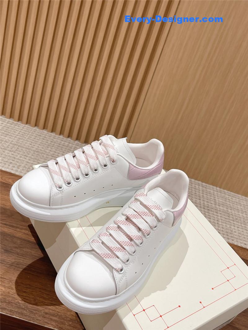a1exa*der Mcqv*en classic all-match small white shoes