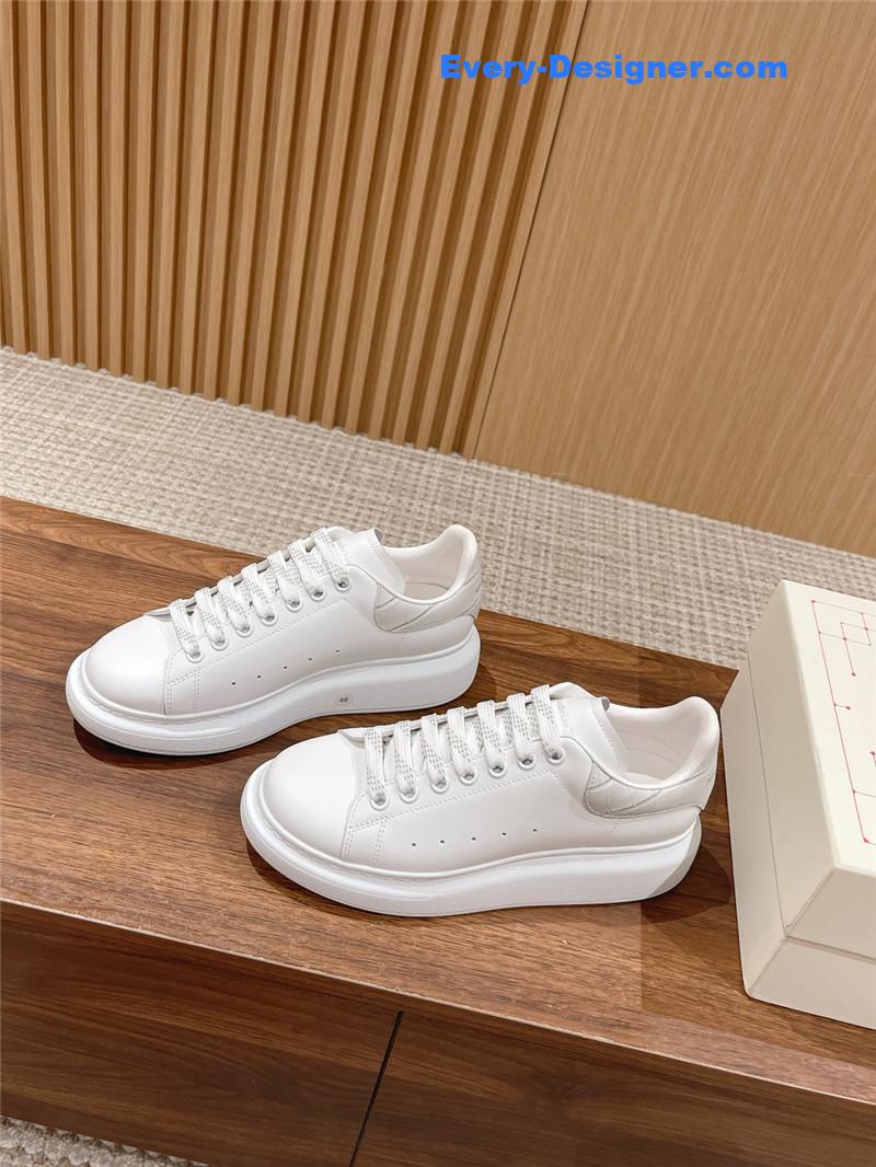 a1exa*der Mcqv*en classic all-match small white shoes