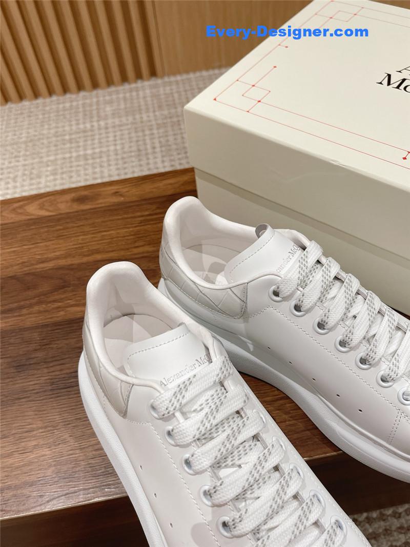 a1exa*der Mcqv*en classic all-match small white shoes