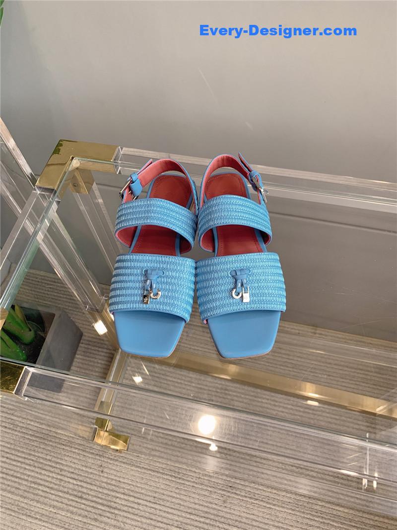 L0r0 P1ana’s new flat sandals