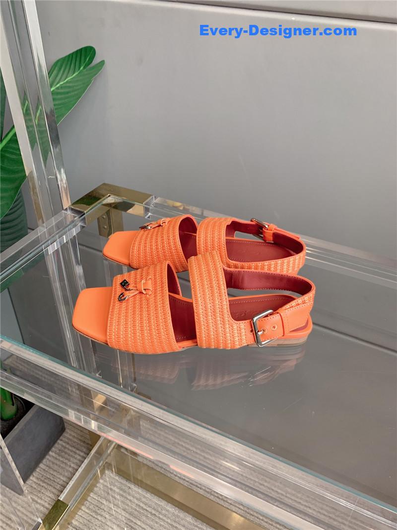 L0r0 P1ana’s new flat sandals