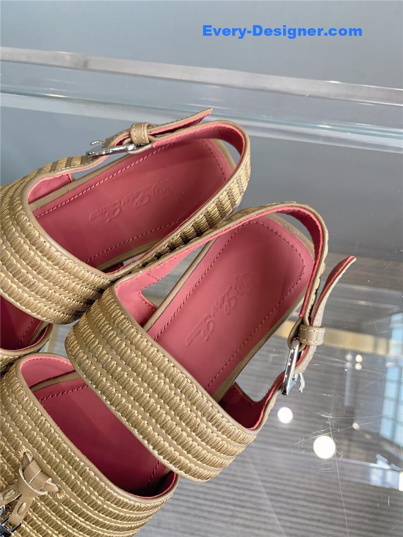 L0r0 P1ana’s new flat sandals