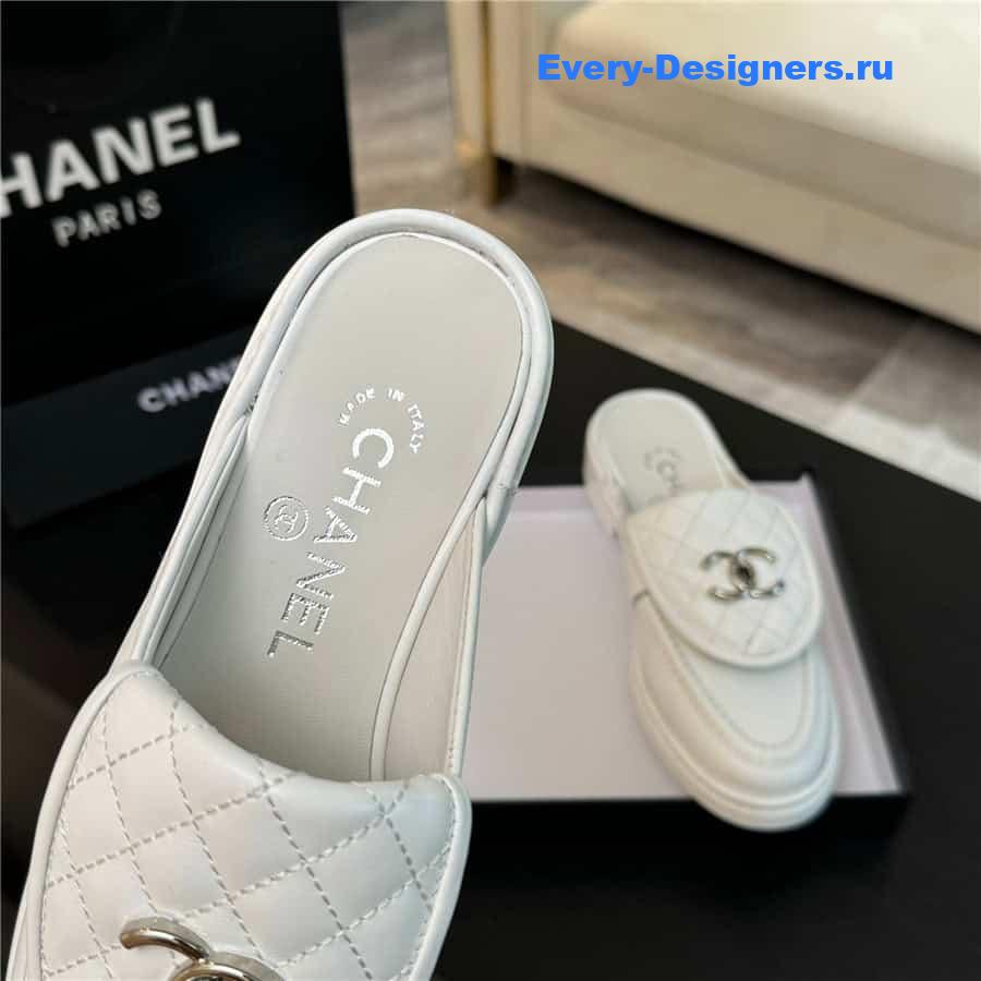 ch**el turn-lock D1am0nd-quilted loafers in white