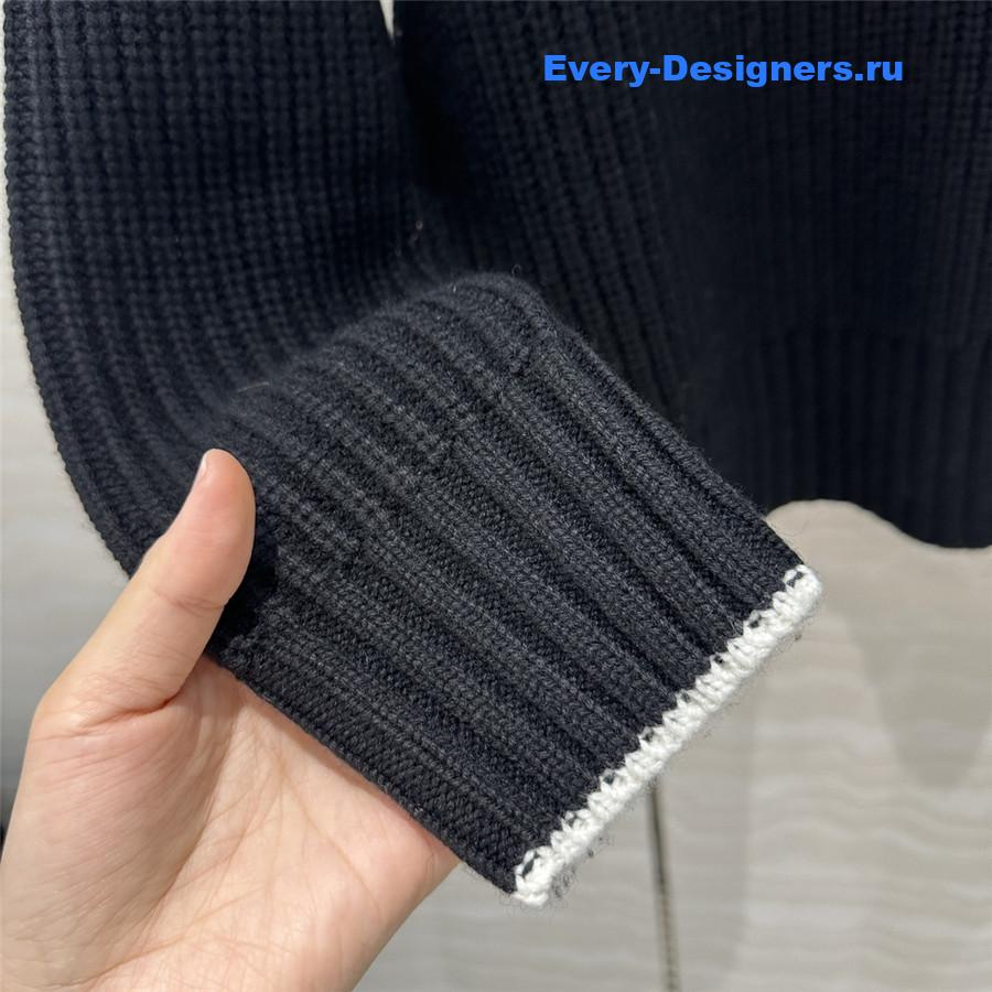 BC Contrasting V-Neck Sweater