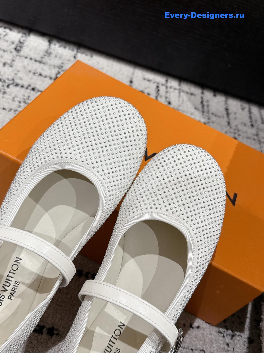l0vis Vvtt0n white romy flats