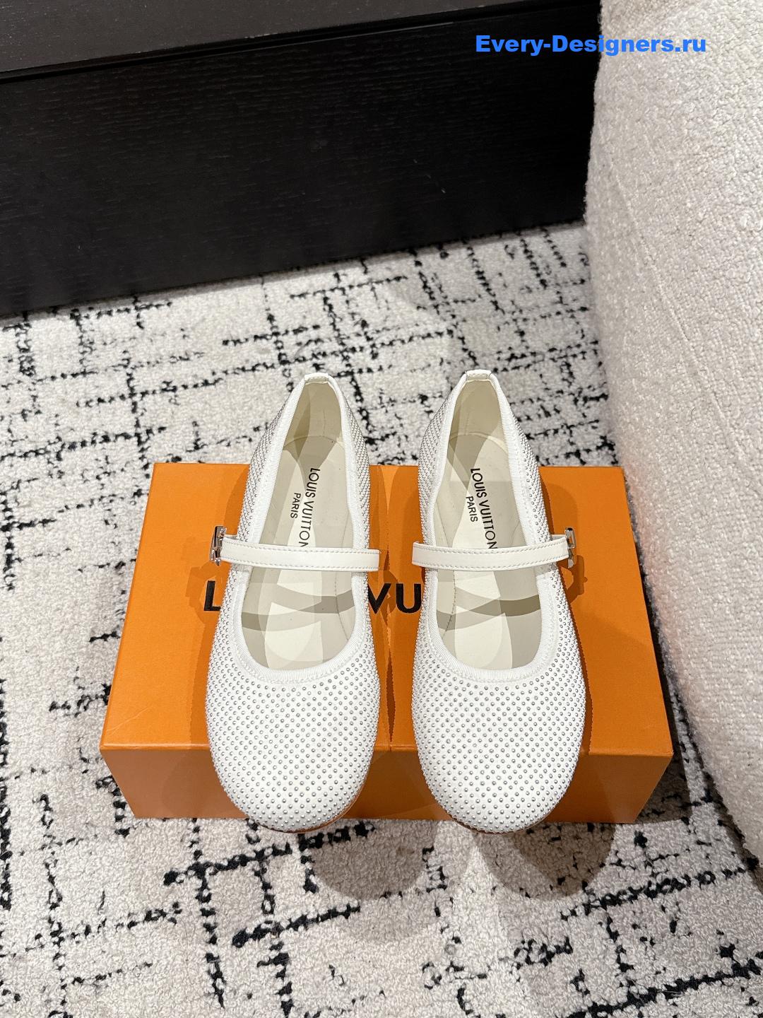l0vis Vvtt0n white romy flats