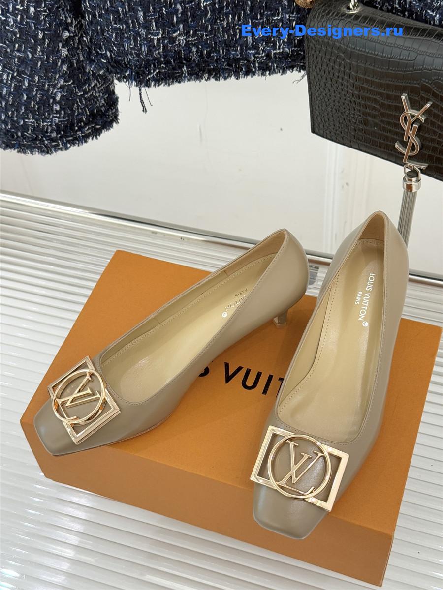l0vis Vvtt0n beige patent leather heel pumps