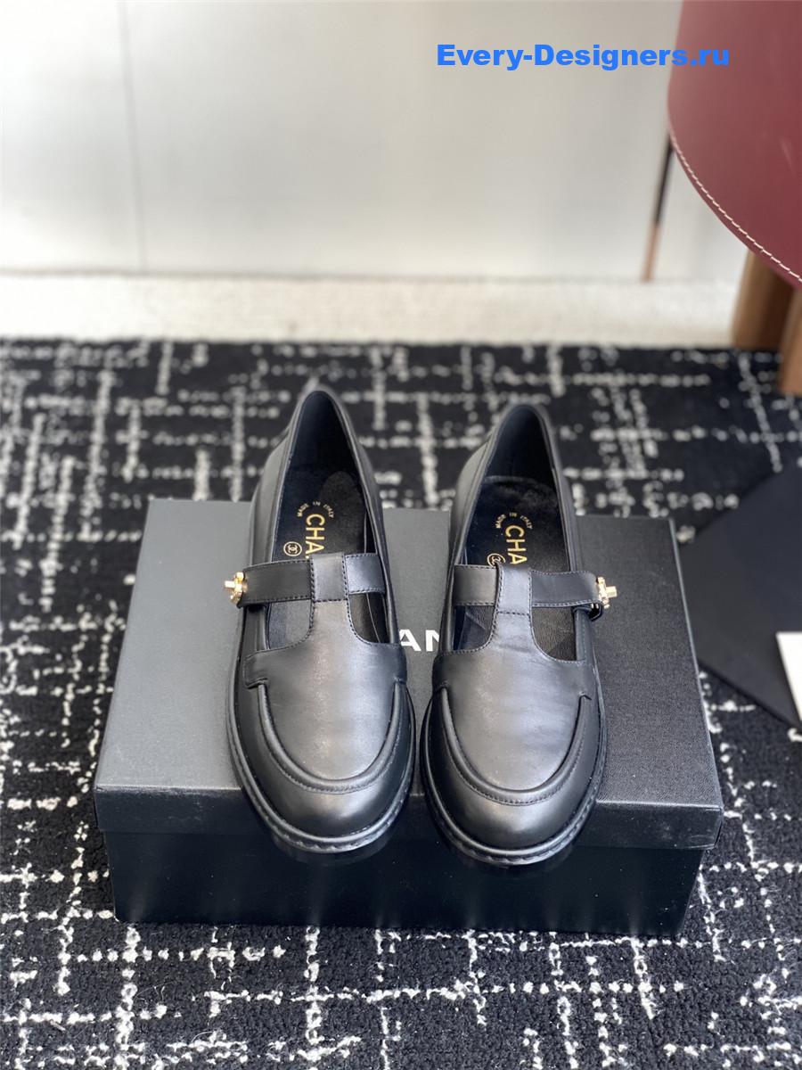Ch**el black calfskin moccasins
